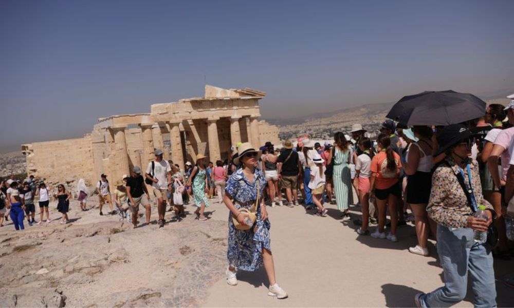 U.S. Southwest broils, heatwave forces Athens to close Acropolis!
